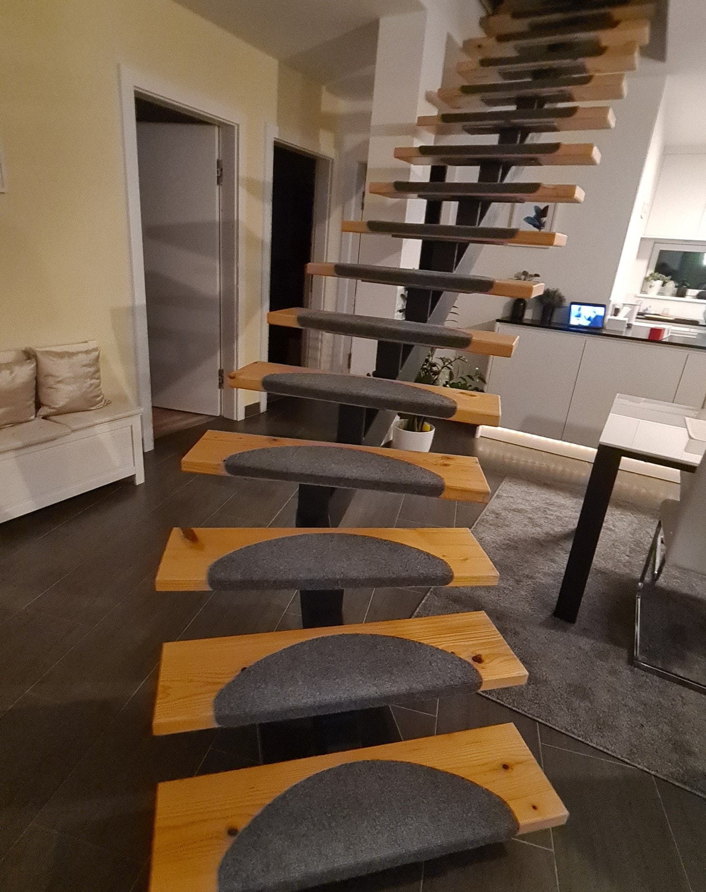 Holzstiege und Stiegenverkleidung in Steyr