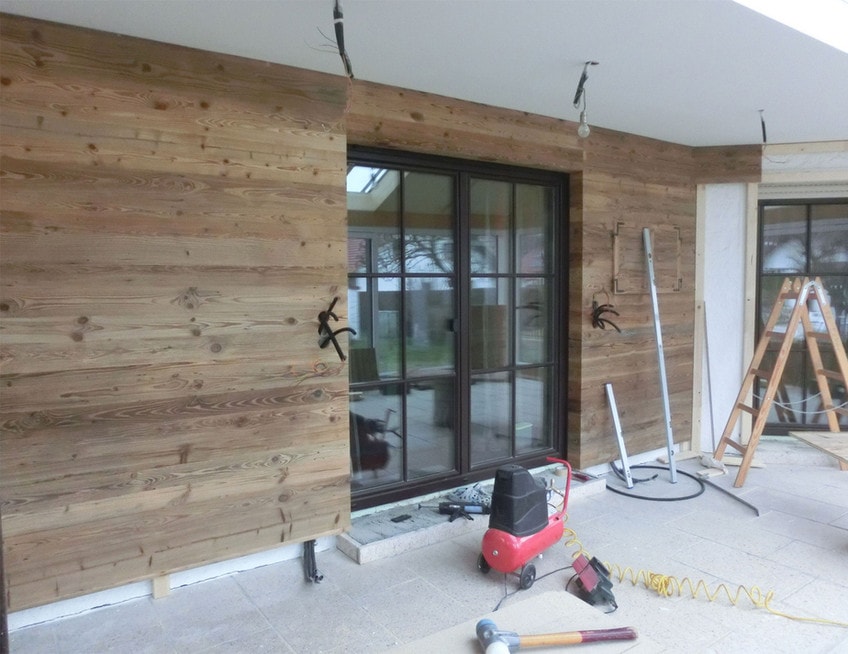 Vertäfelung der Fassade mit Altholz in Oberösterreich